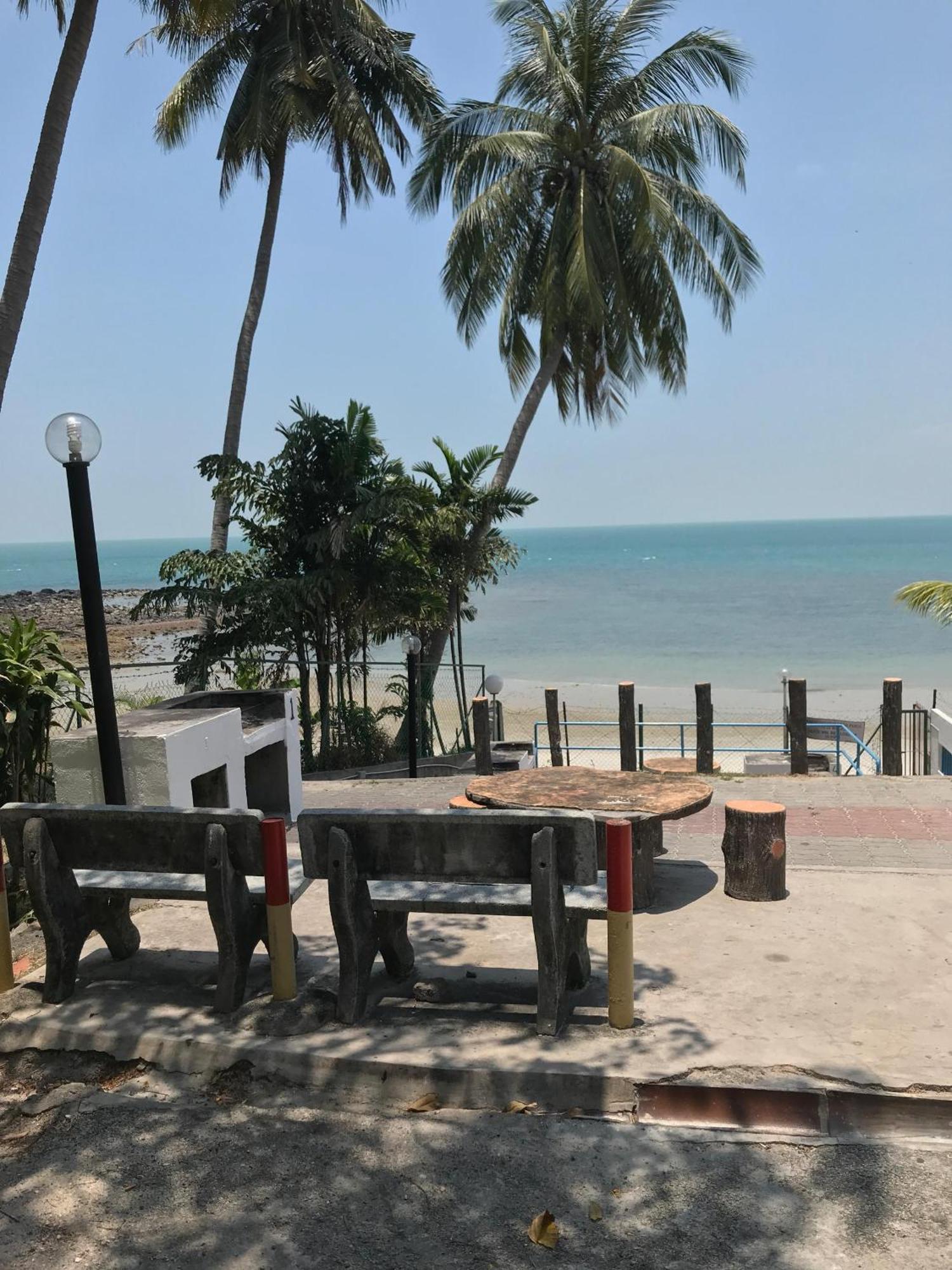 Newly Renovated Comfy Beachfront View At Seri Bulan Port Dickson Porto Dickson Exterior foto