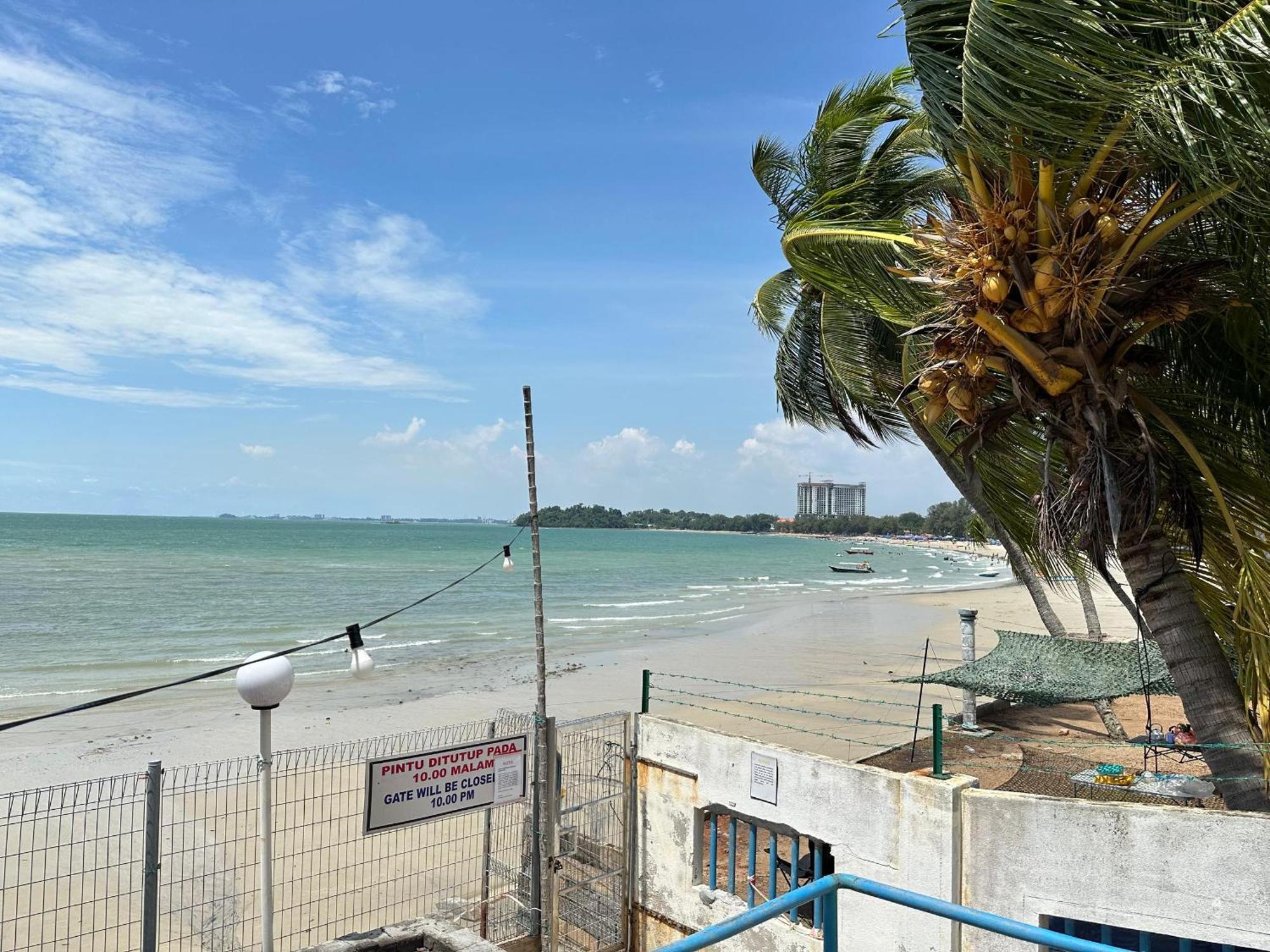 Newly Renovated Comfy Beachfront View At Seri Bulan Port Dickson Porto Dickson Exterior foto
